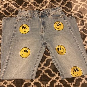 Fashion Nova Just Smile Straight Leg Jeans - Light Wash SIZE 7